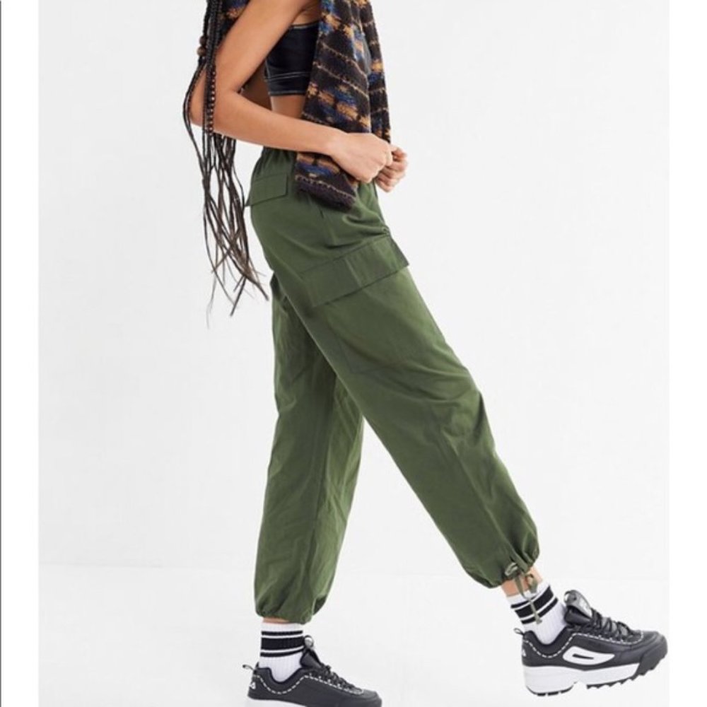 NEW UO Cargo Pant in green, size 6